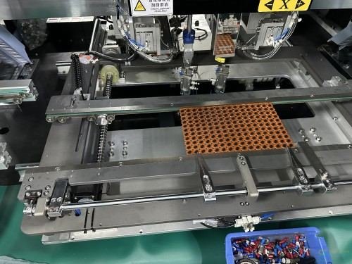 S7020T 料带端子插件机 – PCB上的端子